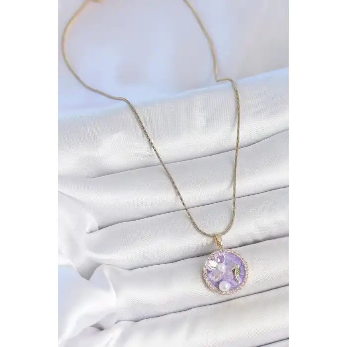 316L Çelik Gold Renk Zincir Zirkon Taşlı Mor Mineli Çiçek İşlemeli İnci Detay Portre Model Kadın Kolye