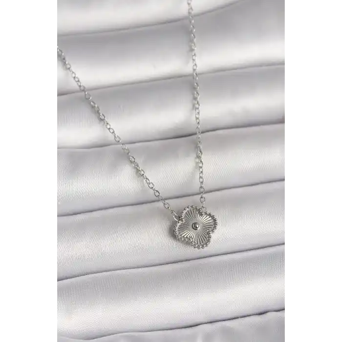 316L Çelik Gümüş Renk İşleme Detaylı Yonca Model Kadın Kolye