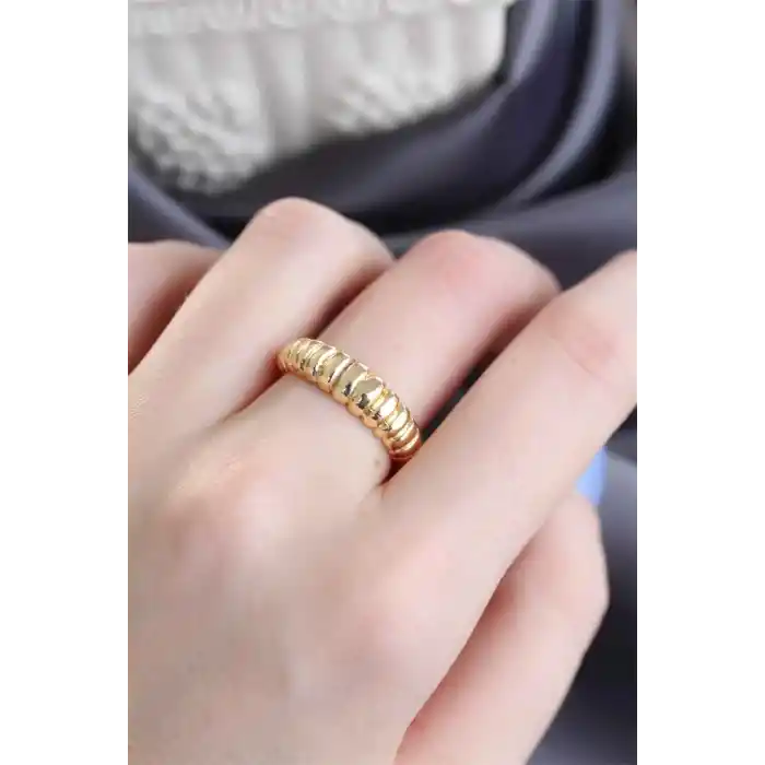 Altın Renk Ayarlamalı Burgu Kadın Yüzük