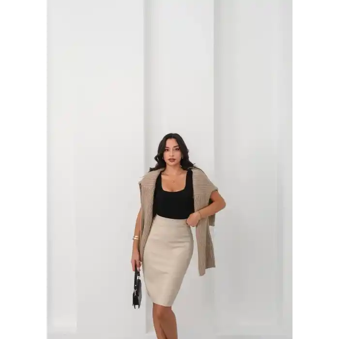 Arkadan yırtmaçlı kalem etek bej