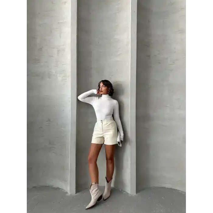 Beli lastikli çıtçıtlı deri şort krem w241007
