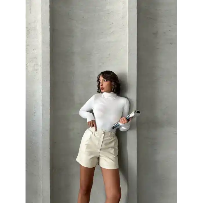 Beli lastikli çıtçıtlı deri şort krem w241007