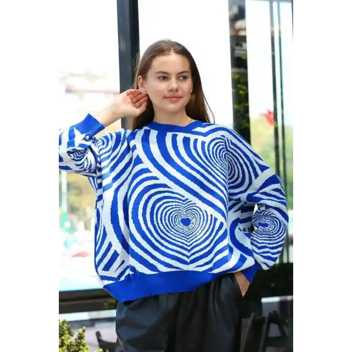 Beyaz kalp çizgili kazak saks mavisi