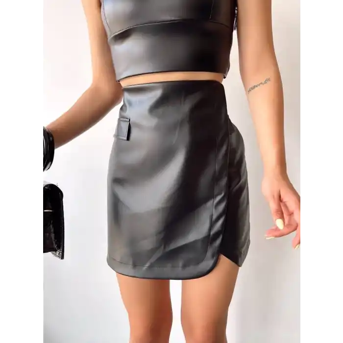 Cep detaylı oval kapaklı deri etek siyah h240048