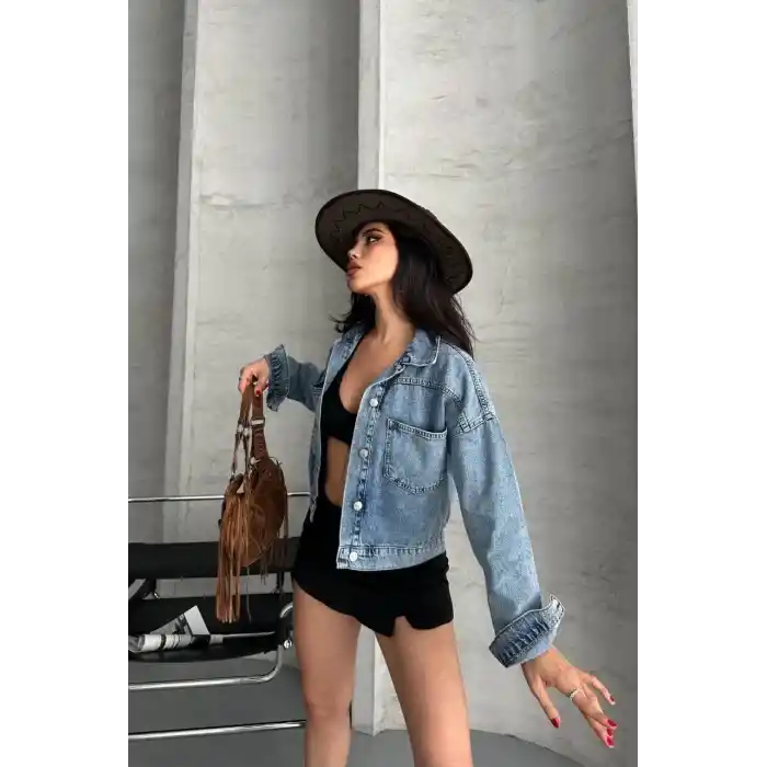 Çift cepli kol katlamalı kar yıkama crop kot ceket mavi d2000