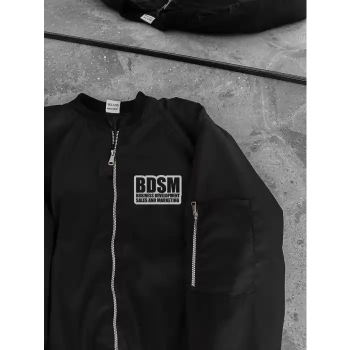 Erkek Siyah Bomber Mont – Fermuarlı, Cepli, Kapitone Astarlı, Göğüs Baskılı Tasarım Günlük Rahat Ceket - Siyah