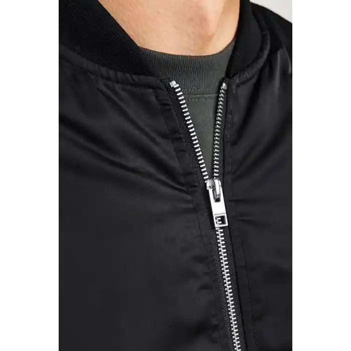 Erkek Siyah Bomber Mont – Fermuarlı, Cepli, Kapitone Astarlı Rahat Günlük Ceket Bahar & Kış Kullanıma Uygun - Siyah