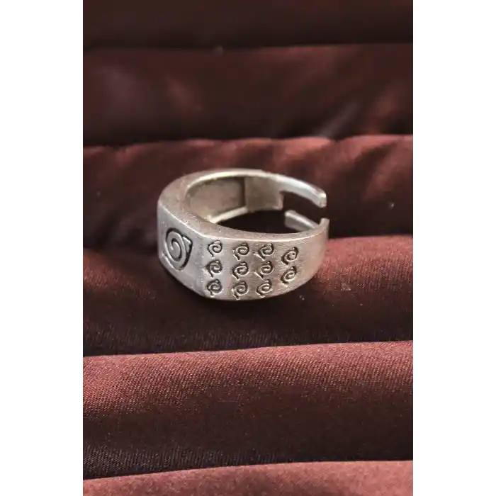 Gümüş Renk Motifli Ayarlamalı Erkek Yüzük