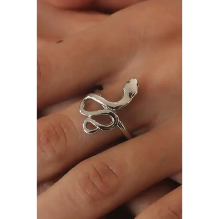 Gümüş Renk Yılan Model Kadın Yüzük