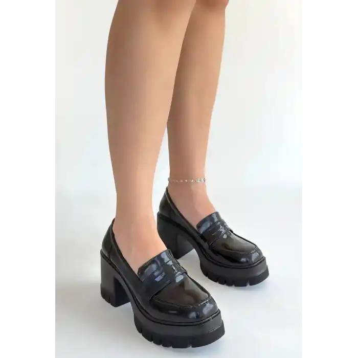 Janes Siyah Rugan Dolgu Topuk Ayakkabı