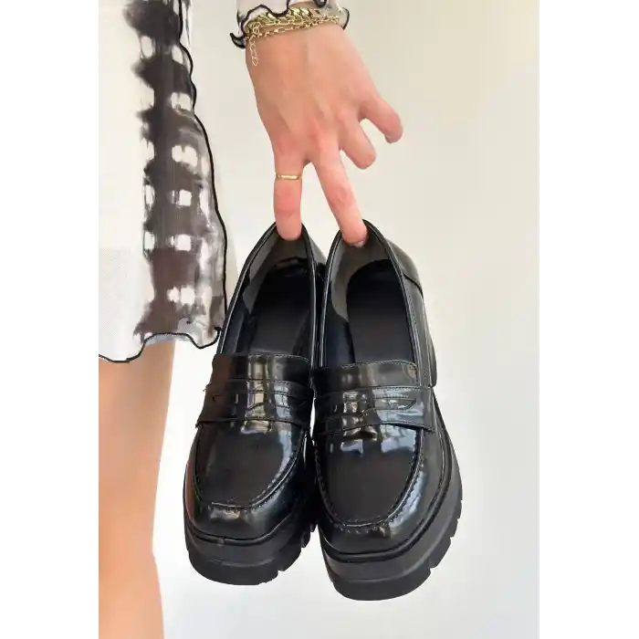 Janes Siyah Rugan Dolgu Topuk Ayakkabı