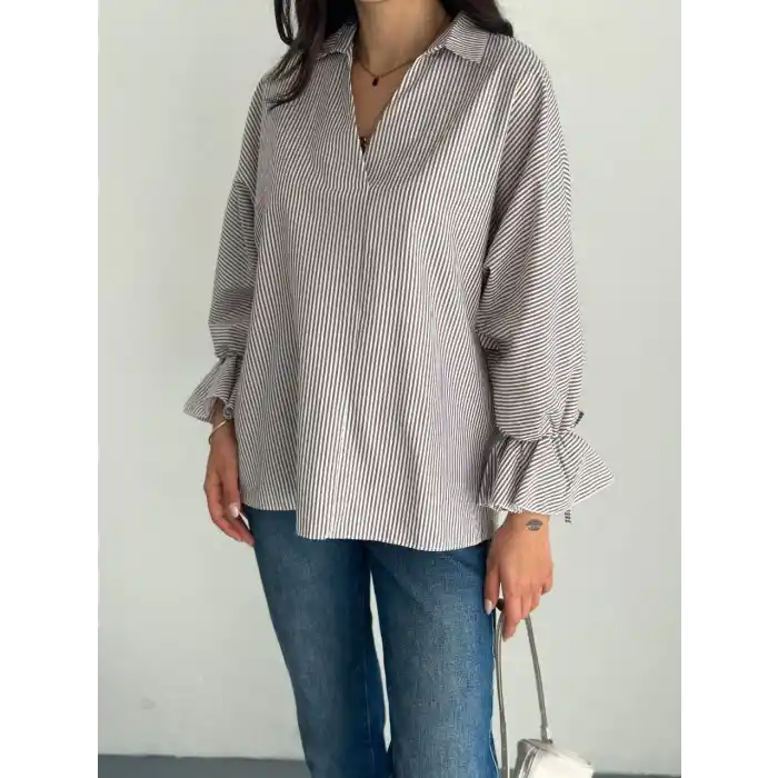 Kadın Arkası Asimetrik Yırtmaç Kesim Detaylı Cizgili Bluz Gömlek - Gri