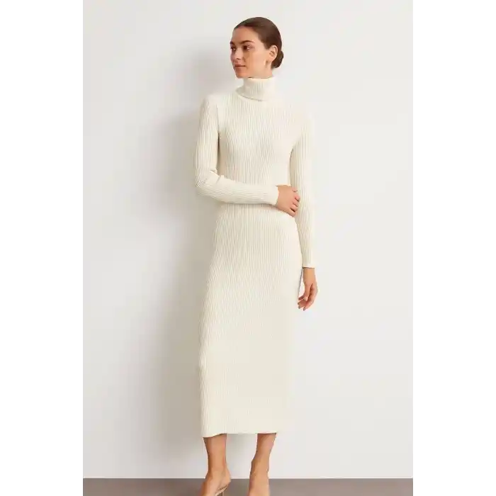 Kadın Boğazlı Triko Elbise – Uzun Fitilli Esnek Dokuma, Tam Kalıp, Kışlık & Baharlık Şık Rahat Stil, 130 cm Midi Boy Elbise - Beyaz