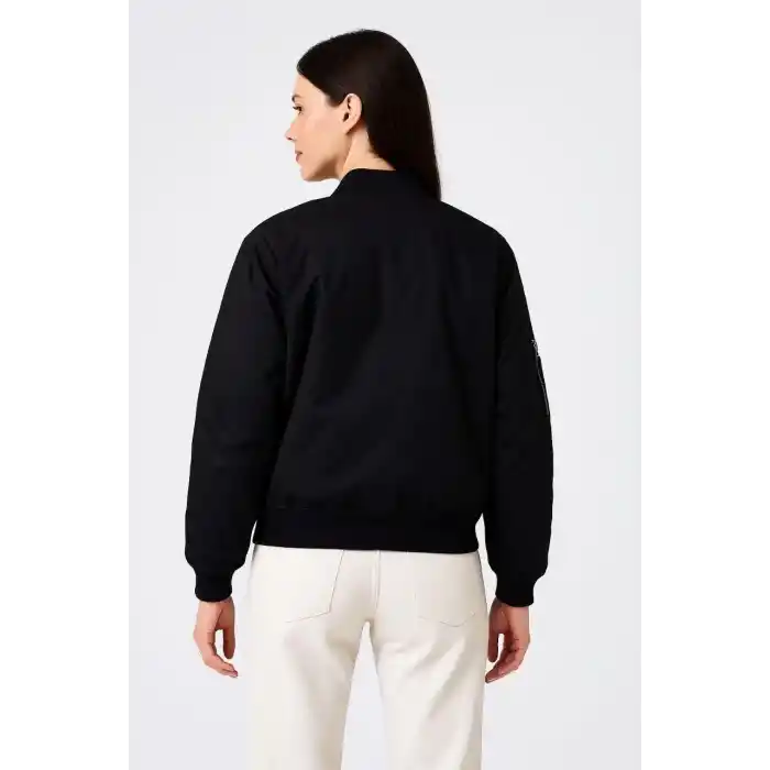 Kadın Bomber Mont Ceket – Fermuarlı, Kapitone İçi Astarlı, Su İtici Kumaş, Regular Fit, Yandan Cepli, Günlük Bahar & Kış Şık Rahat Stil - Siyah