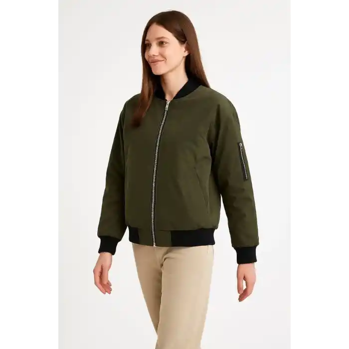Kadın Bomber Mont Ceket – Fermuarlı, Kapitone İçi Astarlı, Su İtici Kumaş, Regular Fit, Yandan Cepli, Günlük Bahar & Kış Şık Rahat Stil - Haki