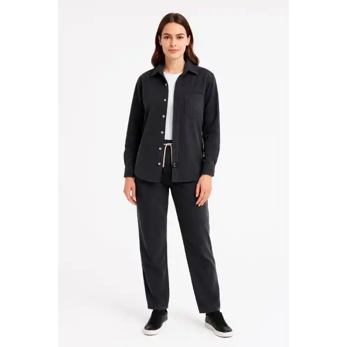 Kadın Kadife Oversize Takım – Gömlek ve Pantolon İkili Set Füme Corduroy Şıklığı, Rahat ve Zarif Duruş Yumuşak Dokulu Kadife Kumaş, Düğmeli Gömlek Üst ve Lastikli Pantolon Alt Parça ile Gün Boyu Konfor- Siyah