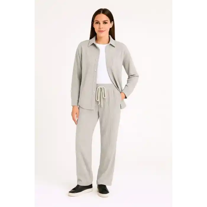 Kadın Kadife Oversize Takım – Gömlek ve Pantolon İkili Set Füme Corduroy Şıklığı, Rahat ve Zarif Duruş Yumuşak Dokulu Kadife Kumaş, Düğmeli Gömlek Üst ve Lastikli Pantolon Alt Parça ile Gün Boyu Konfor- Gri