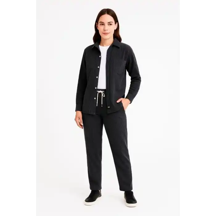 Kadın Kadife Oversize Takım – Gömlek ve Pantolon İkili Set Füme Corduroy Şıklığı, Rahat ve Zarif Duruş Yumuşak Dokulu Kadife Kumaş, Düğmeli Gömlek Üst ve Lastikli Pantolon Alt Parça ile Gün Boyu Konfor- Siyah