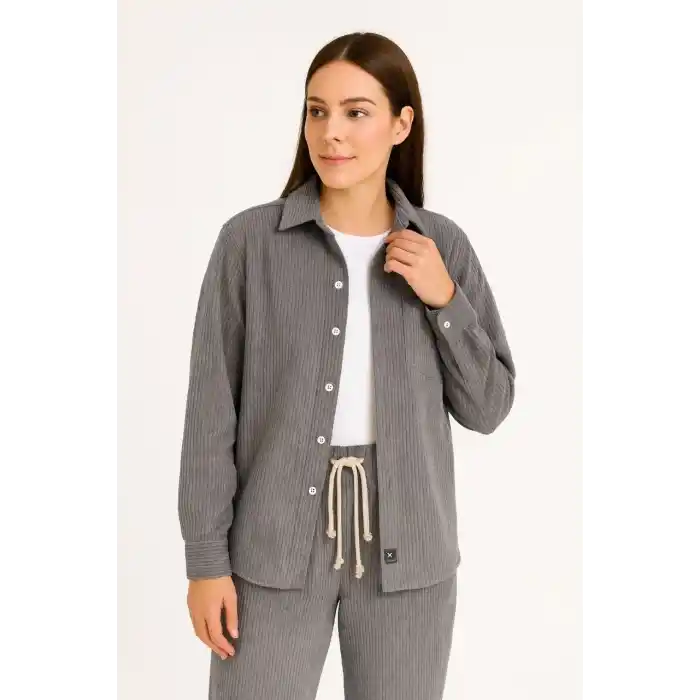 Kadın Kadife Oversize Takım – Gömlek ve Pantolon İkili Set Füme Corduroy Şıklığı, Rahat ve Zarif Duruş Yumuşak Dokulu Kadife Kumaş, Düğmeli Gömlek Üst ve Lastikli Pantolon Alt Parça ile Gün Boyu Konfor- Füme