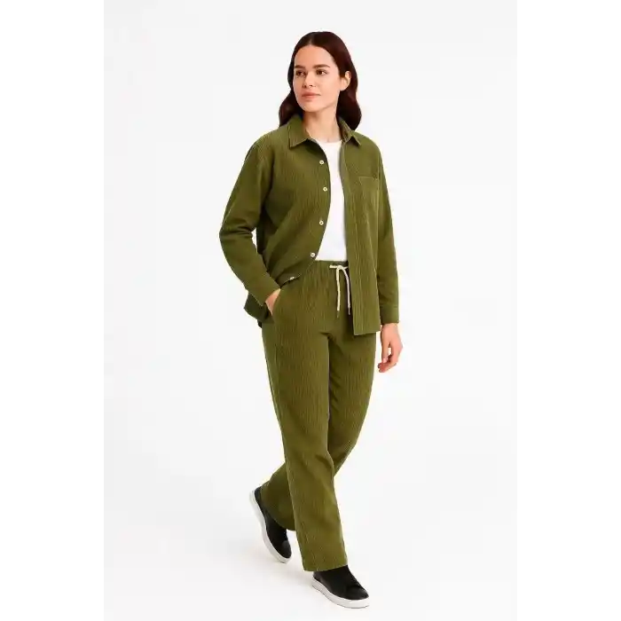 Kadın Kadife Oversize Takım – Gömlek ve Pantolon İkili Set Füme Corduroy Şıklığı, Rahat ve Zarif Duruş Yumuşak Dokulu Kadife Kumaş, Düğmeli Gömlek Üst ve Lastikli Pantolon Alt Parça ile Gün Boyu Konfor- haki