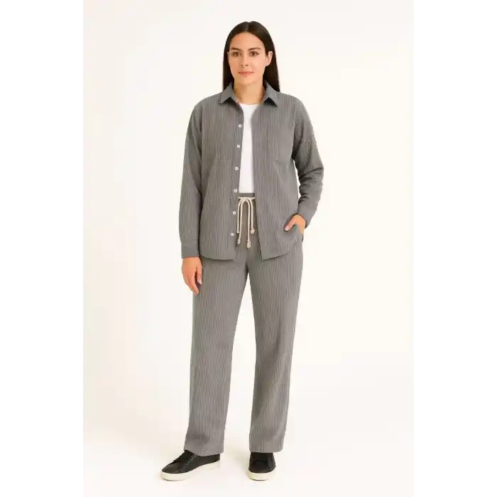 Kadın Kadife Oversize Takım – Gömlek ve Pantolon İkili Set Füme Corduroy Şıklığı, Rahat ve Zarif Duruş Yumuşak Dokulu Kadife Kumaş, Düğmeli Gömlek Üst ve Lastikli Pantolon Alt Parça ile Gün Boyu Konfor- Füme