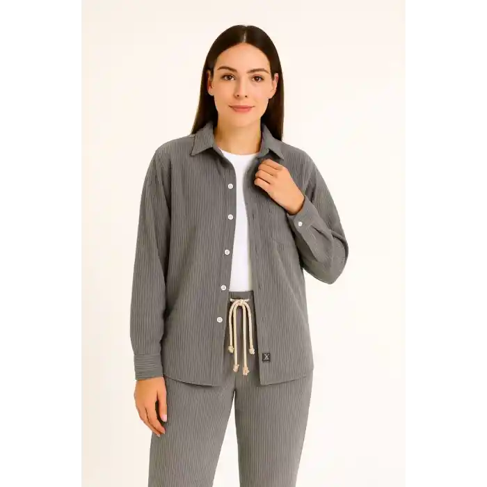 Kadın Kadife Oversize Takım – Gömlek ve Pantolon İkili Set Füme Corduroy Şıklığı, Rahat ve Zarif Duruş Yumuşak Dokulu Kadife Kumaş, Düğmeli Gömlek Üst ve Lastikli Pantolon Alt Parça ile Gün Boyu Konfor- Füme