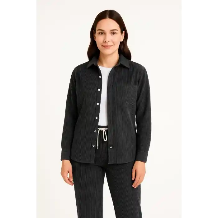 Kadın Kadife Oversize Takım – Gömlek ve Pantolon İkili Set Füme Corduroy Şıklığı, Rahat ve Zarif Duruş Yumuşak Dokulu Kadife Kumaş, Düğmeli Gömlek Üst ve Lastikli Pantolon Alt Parça ile Gün Boyu Konfor- Siyah