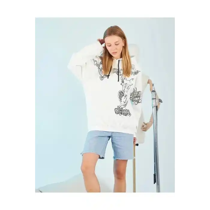 Kadın Kapüşonlu Üç İplik Sweatshirt – Beyaz Strong Heykel Baskılı, Rahat Kalıp, Kanguru Cepli Modern Tasarım
