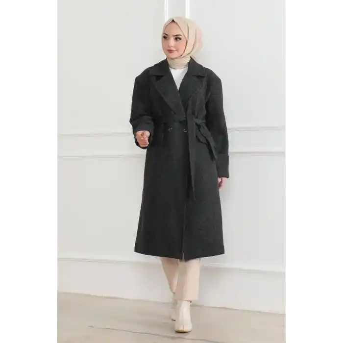 Kadın Kaşe Kaban – Uzun Boy 115 cm Kruvaze Yaka Kuşaklı Astarlı Kışlık Tesettür Kaban, Yünlü Dokuma Kaşmir Kumaş, Cepli Oversize Rahat Kalıp Şık Modern Kaban Mont Modeli (Günlük ve Özel Gün Kombinlerine Uygun) - Siyah