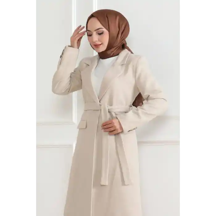 Kadın Kaşe Kaban – Uzun Boy Kruvaze Yaka, Kuşaklı Tesettür Kışlık Kaban, Astarlı Şık Yünlü Dokuma Oversize Rahat Kalıp, Cepli Modern Kaşe Mont Modeli - Bej