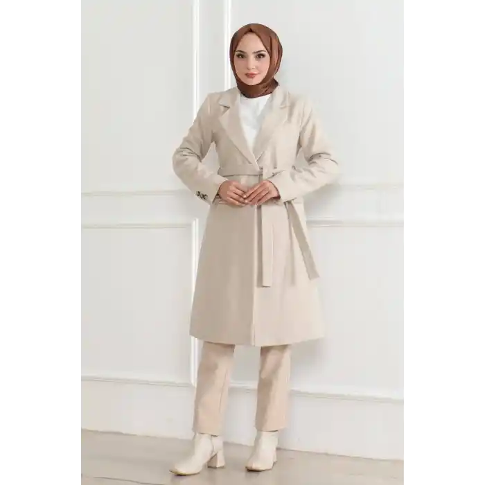 Kadın Kaşe Kaban – Uzun Boy Kruvaze Yaka, Kuşaklı Tesettür Kışlık Kaban, Astarlı Şık Yünlü Dokuma Oversize Rahat Kalıp, Cepli Modern Kaşe Mont Modeli - Bej