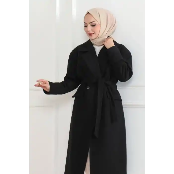 Kadın Kaşe Kaban – Uzun Boy Kruvaze Yaka, Kuşaklı Tesettür Kışlık Kaban, Astarlı Şık Yünlü Dokuma Oversize Rahat Kalıp, Cepli Modern Kaşe Mont Modeli - Siyah