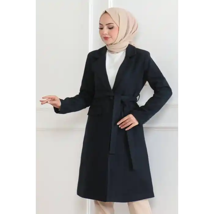 Kadın Kaşe Kaban – Uzun Boy Kruvaze Yaka, Kuşaklı Tesettür Kışlık Kaban, Astarlı Şık Yünlü Dokuma Oversize Rahat Kalıp, Cepli Modern Kaşe Mont Modeli - Lacivert