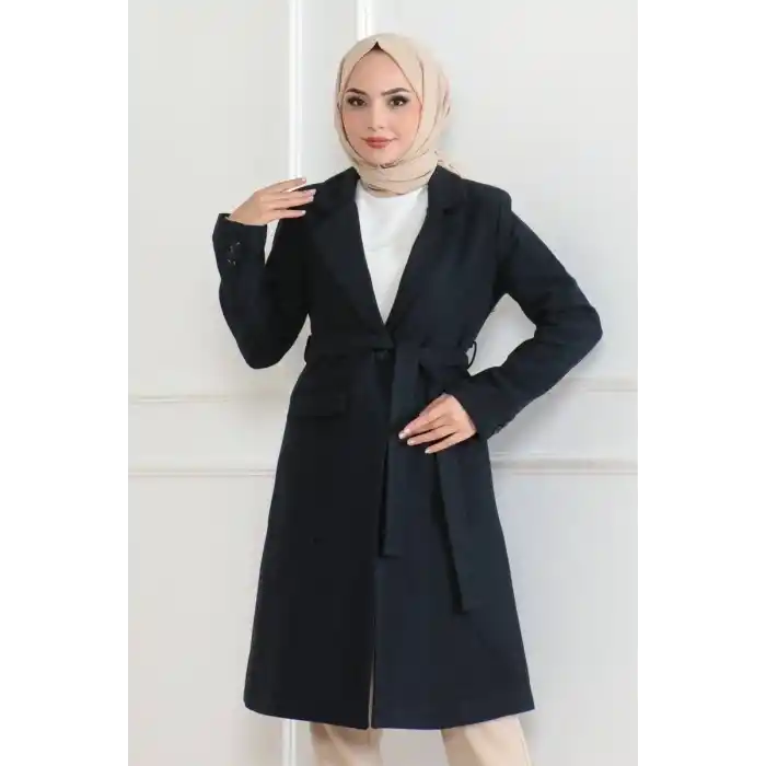 Kadın Kaşe Kaban – Uzun Boy Kruvaze Yaka, Kuşaklı Tesettür Kışlık Kaban, Astarlı Şık Yünlü Dokuma Oversize Rahat Kalıp, Cepli Modern Kaşe Mont Modeli - Lacivert