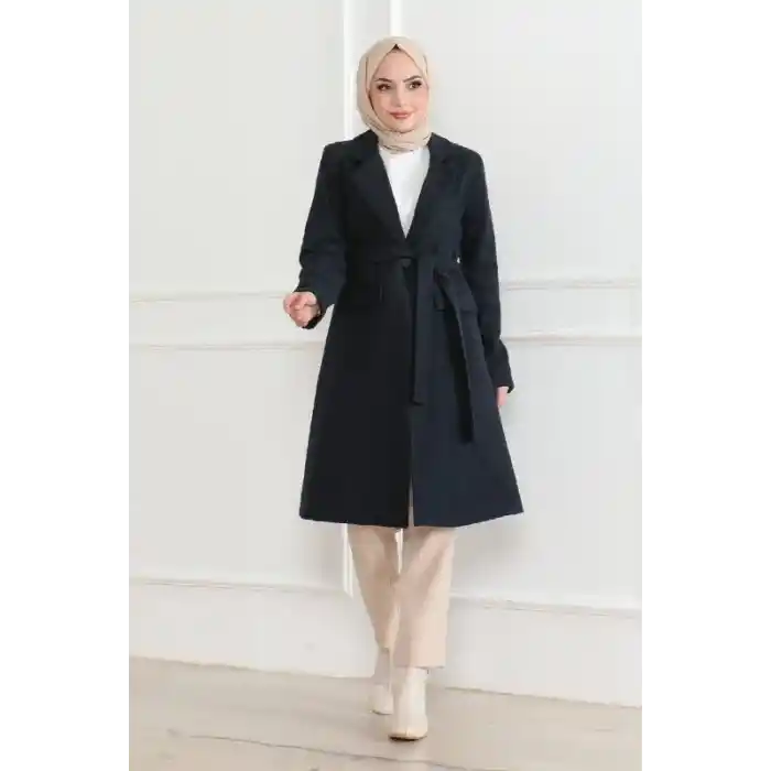 Kadın Kaşe Kaban – Uzun Boy Kruvaze Yaka, Kuşaklı Tesettür Kışlık Kaban, Astarlı Şık Yünlü Dokuma Oversize Rahat Kalıp, Cepli Modern Kaşe Mont Modeli - Lacivert