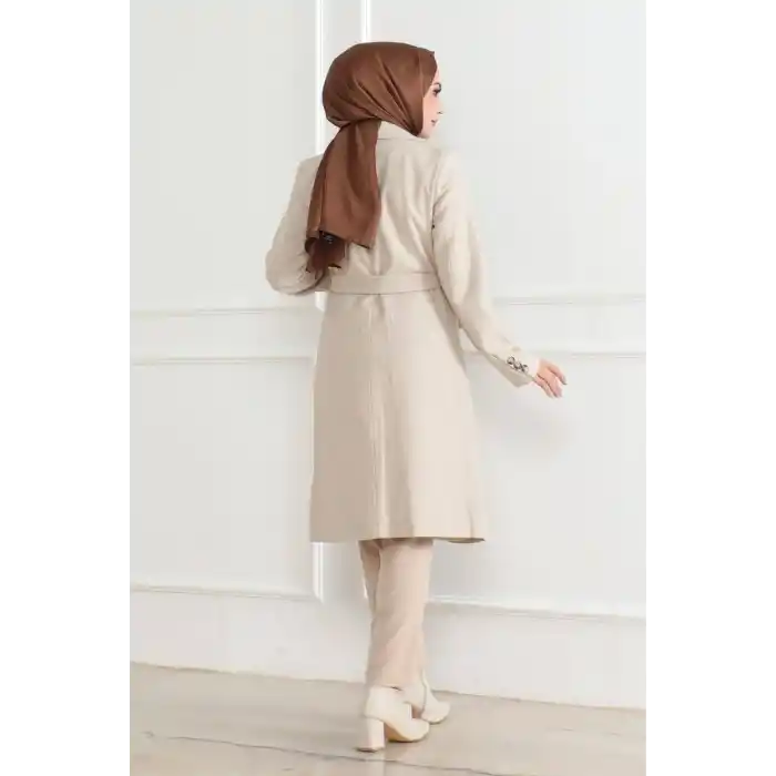Kadın Kaşe Kaban – Uzun Boy Kruvaze Yaka, Kuşaklı Tesettür Kışlık Kaban, Astarlı Şık Yünlü Dokuma Oversize Rahat Kalıp, Cepli Modern Kaşe Mont Modeli - Bej