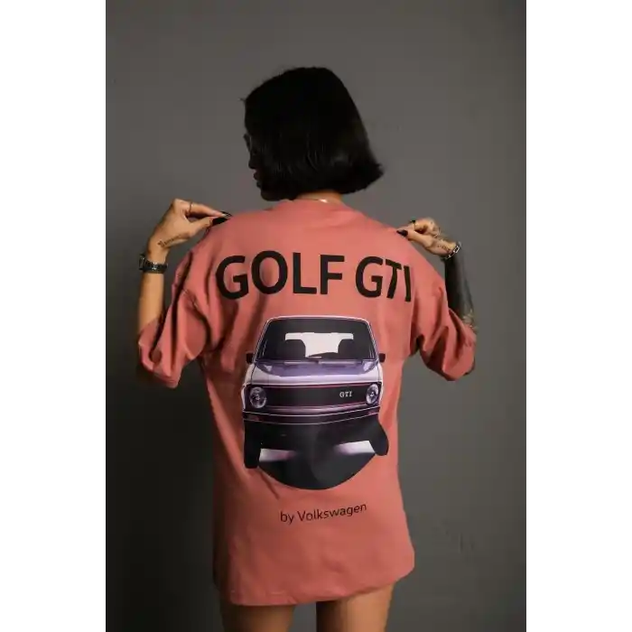Kadın Oversize Baskılı Tişört – Golf GTI Retro Araba Desenli, Ön & Arka Dijital Baskı, Sokak Modası Stil- Gül Kurusu