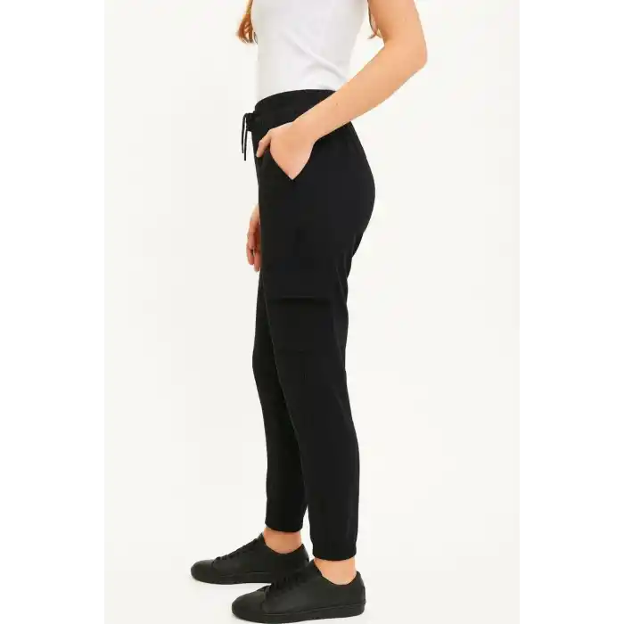 Kadın Siyah Jogger Eşofman Altı Rahat Kalıp, Kargo Cepli,  Lastikli Paça, Günlük Spor Pantolon - Siyah
