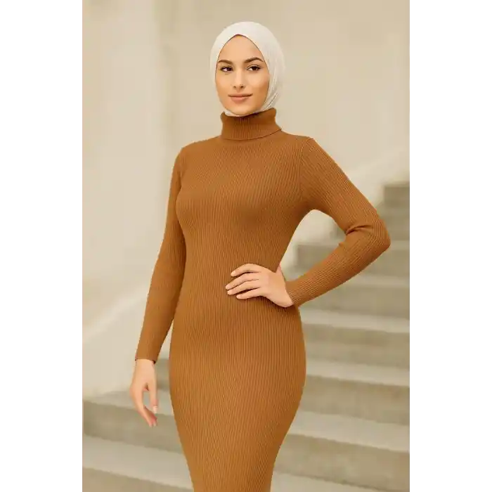 Kadın Tesettür Triko Elbise – Boğazlı Uzun Fitilli Dokuma, Esnek Tam Kalıp, 130 cm Midi Boy, Bahar & Kış Şık Rahat Stil - Kahverengi