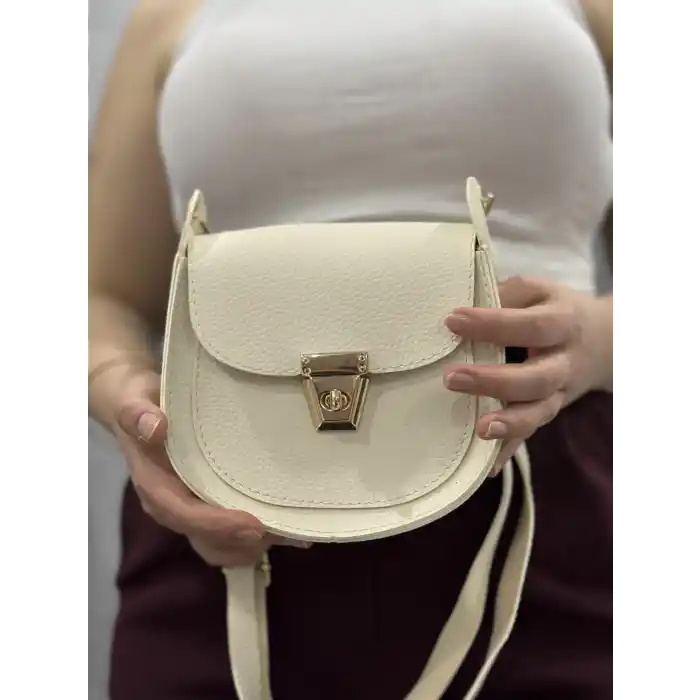 Klasik kapaklı bej cilt çanta