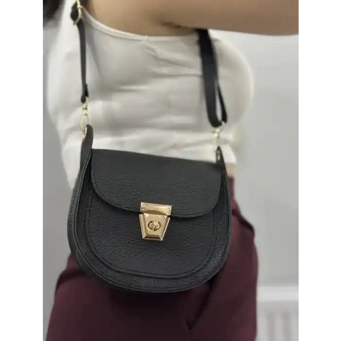 Klasik kapaklı siyah cilt çanta