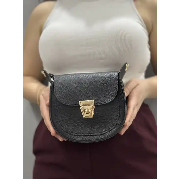 Klasik kapaklı siyah cilt çanta