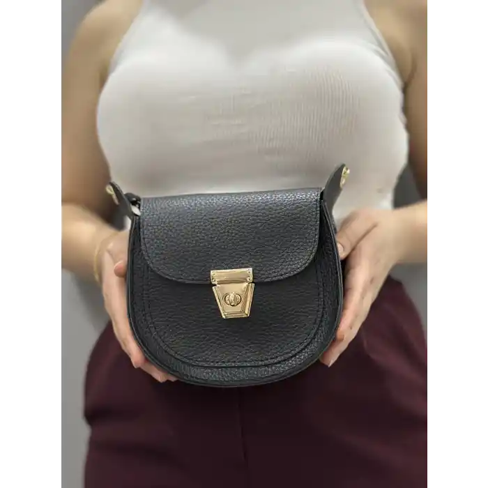 Klasik kapaklı siyah cilt çanta