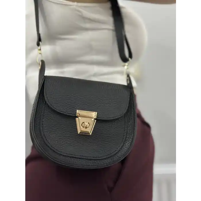 Klasik kapaklı siyah cilt çanta