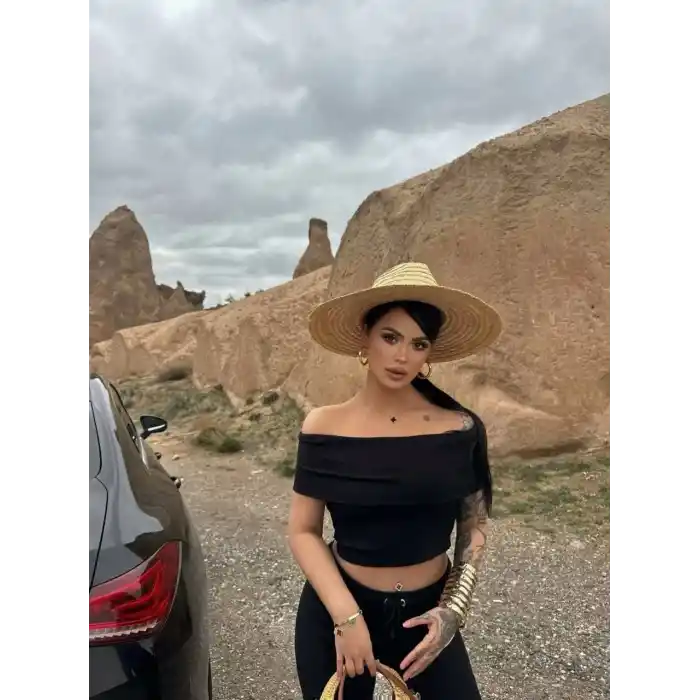 Madonna yaka bol paça pantolonlu takım