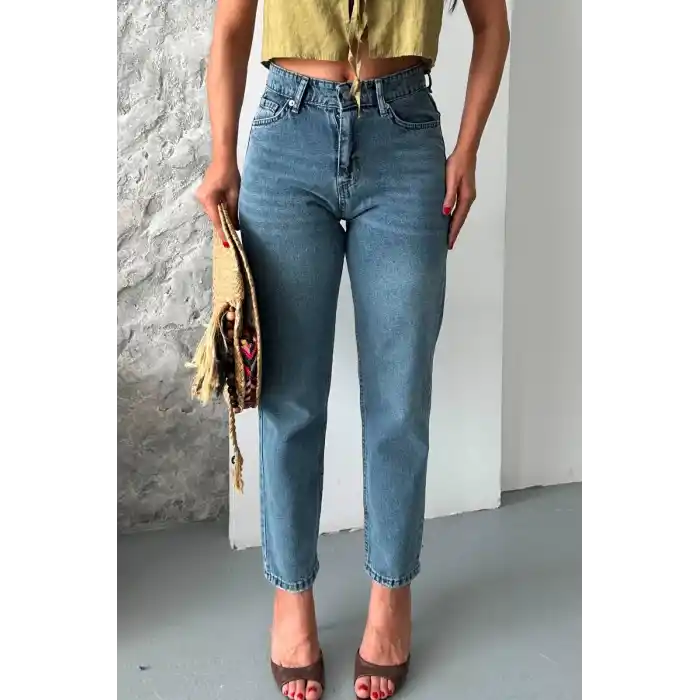 Mom fit kar yıkama bıyık detaylı jeans pantolon d2006