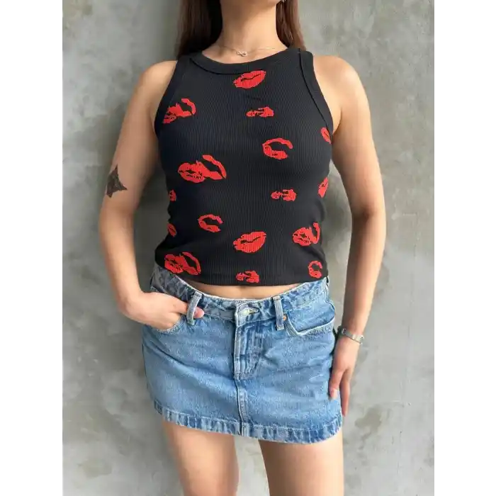 Öpücük baskılı bluz