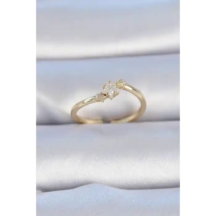 Pirinç Gold Renk Beyaz Çiçek Model Zirkon Taş Detay Kadın Yüzük