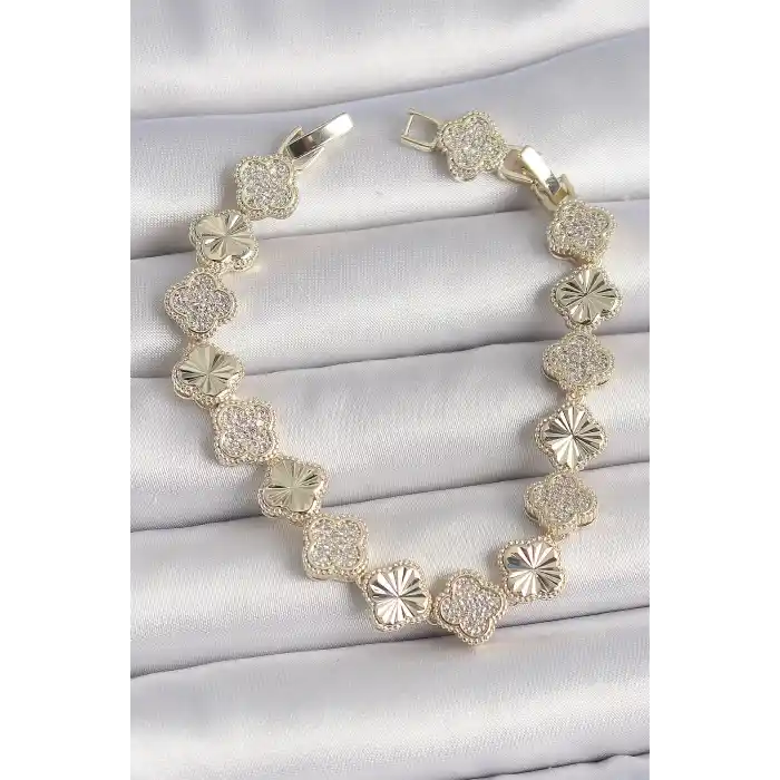 Pirinç Gold Renk Zirkon Taşlı İşlemeli Yonca Model VIP Seri Exculusive Kadın Bileklik