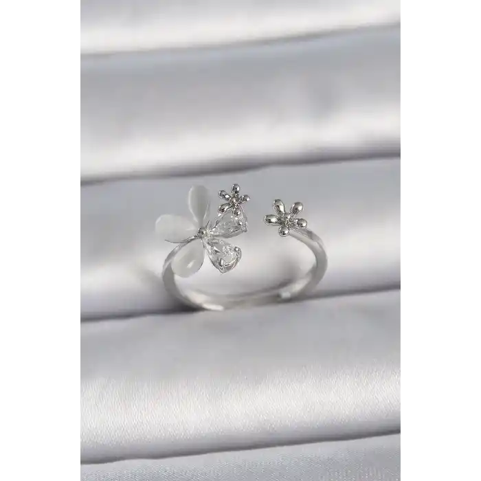 Pirinç Gümüş Renk Ayarlanabilir Zirkon Taşlı Beyaz Mineli Yaprak Model Kadın Yüzük